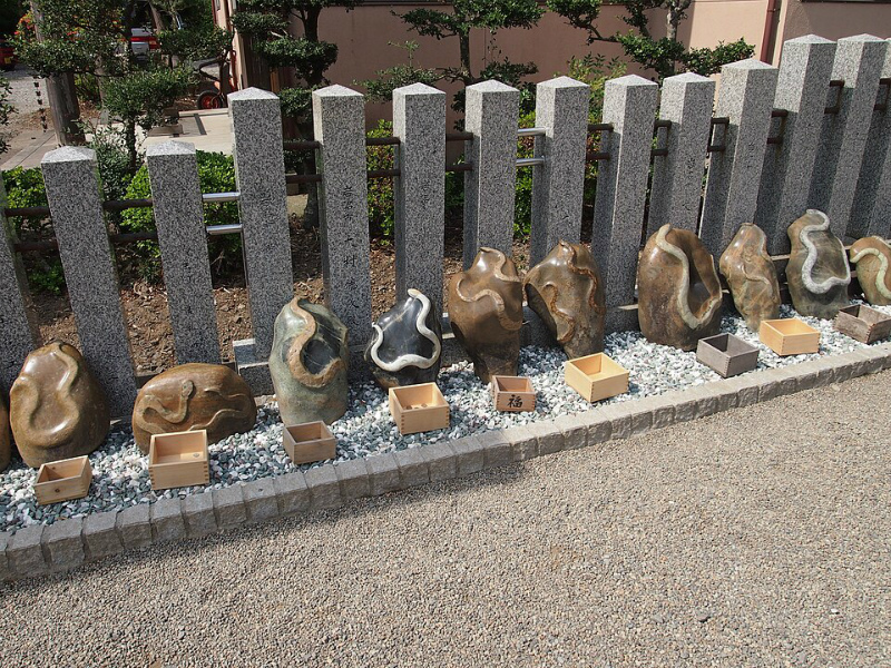 財布をこすりつける！金蛇石の不思議なパワー